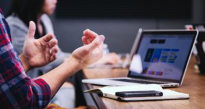 Junge Studenten mit MacBook und iPhone