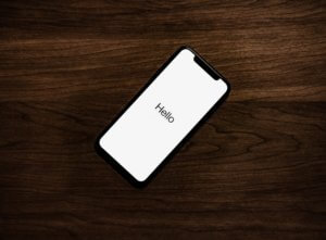 iPhone auf Holztisch