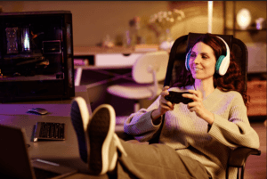 Frau am Videospielen