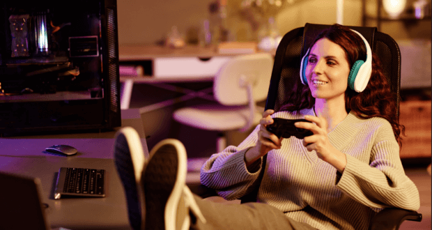 Frau am Videospielen