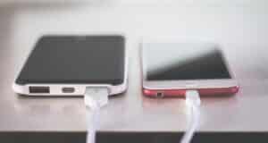 iPhone lädt an Powerbank Pexels