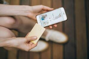 Weißes iPhone neben Kreditkarte