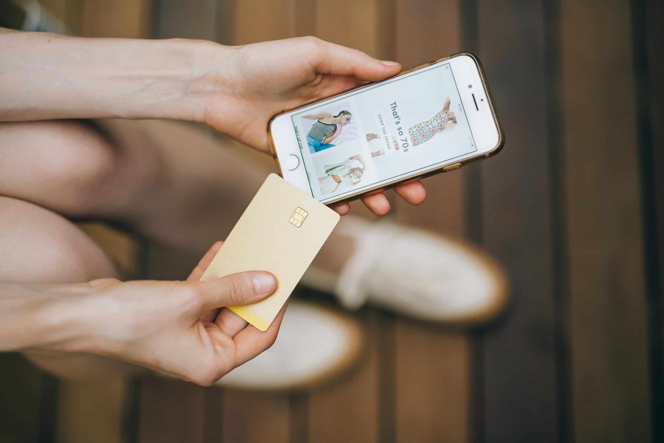 Weißes iPhone neben Kreditkarte
