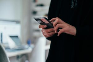 Person mit Smartphone