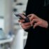 Person mit Smartphone
