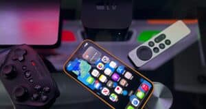 iPhone, Apple TV und Controller auf Glastisch