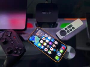 iPhone, Apple TV und Controller auf Glastisch