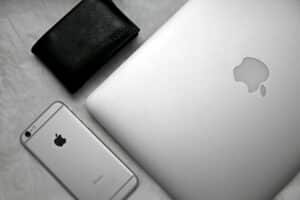 iPhone, MacBook und Geldbörse