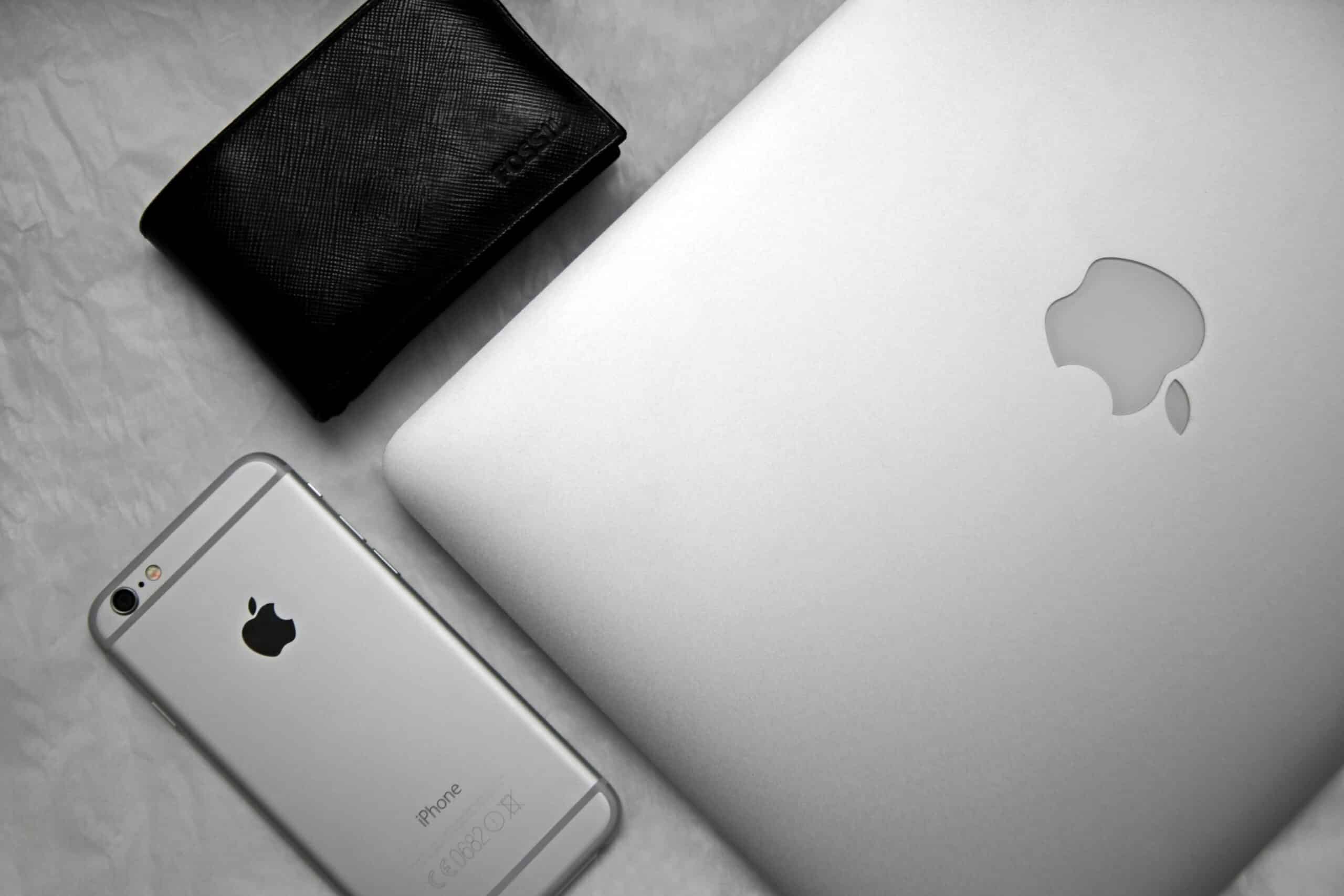 iPhone, MacBook und Geldbörse
