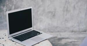 MacBook Air auf Tisch