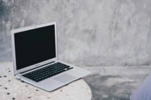 MacBook Air auf Tisch