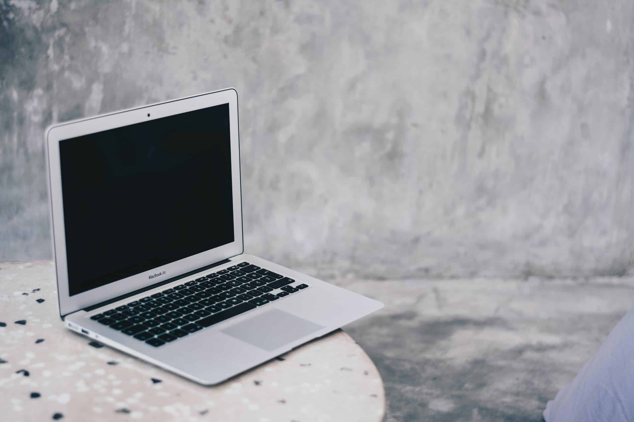 MacBook Air auf Tisch