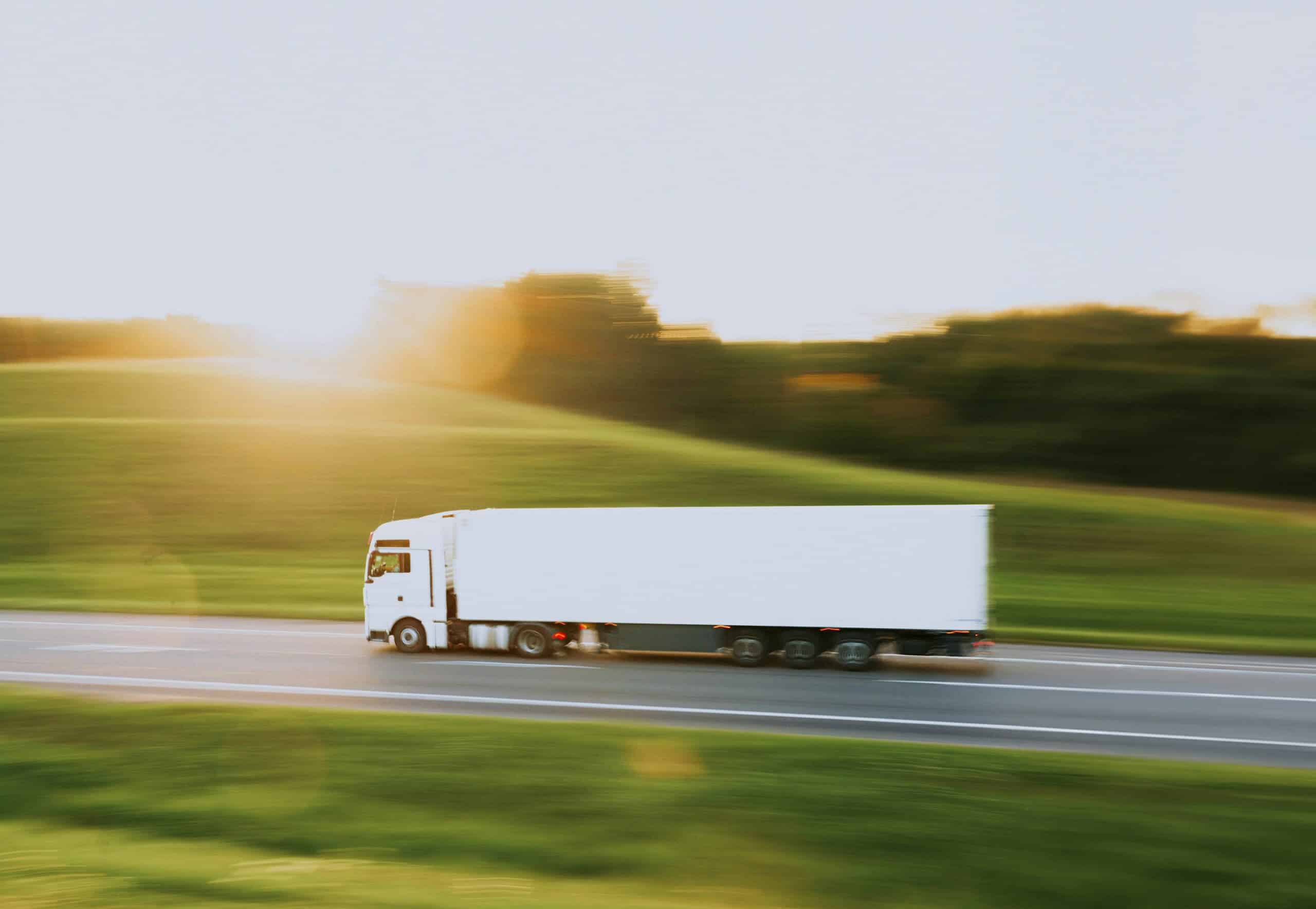 Weißer LKW auf Landstraße